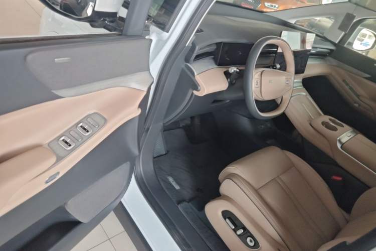 Used XPeng X9 2025 740 Ultra-Long Range Max Driver Seat