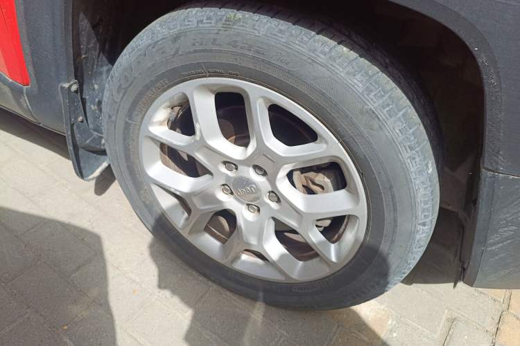 Used Jeep Renegade 2017 180T Automatic High-Energy Version Right Front Wheel Hub