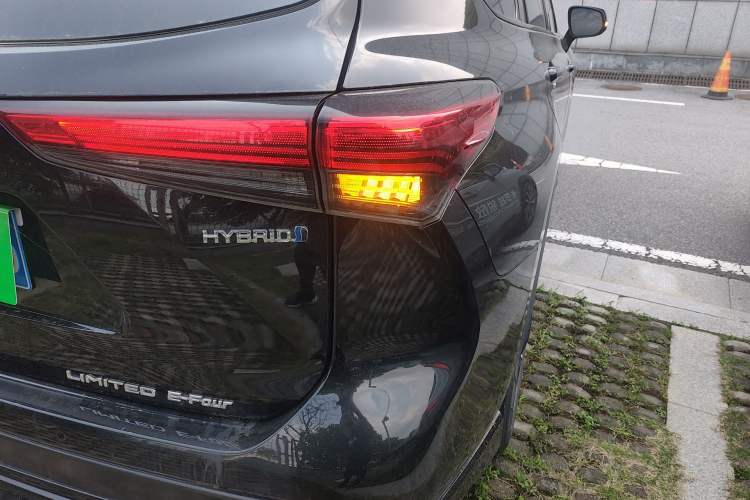 Used Toyota Crown Kluger 2021 2.5L HEV Four-Wheel Drive Flagship Edition Right Rear Taillight