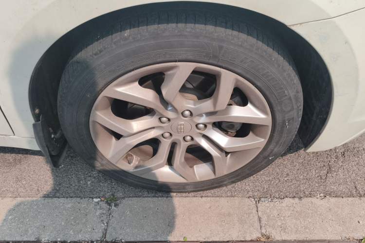 Used Geely Auto Emgrand GT 2015 1.8T Flagship Model Right Front Wheel Hub