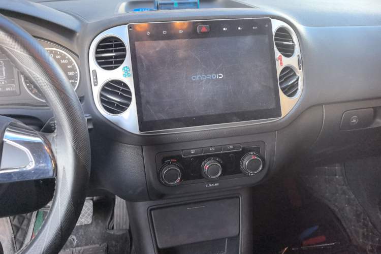 Used Volkswagen Tiguan 2016 300TSI Automatic Two-Wheel Drive Trend Edition Audio And AC Panel