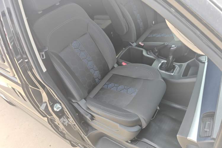 Used FORTHING Lingzhi 2022 Striving Version M5L 1.6L Base Model 9-Seater Right Front Seat