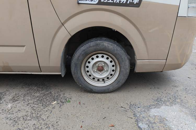 Used Foton Scenic G7 2016 2.0L Commercial & Travel Version Short Wheelbase High Roof – 4Q20M Right Front Wheel Hub