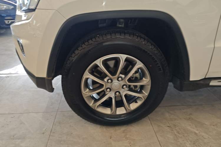 Used Jeep Grand Cherokee 2016 3.0L Comfort Navigation Edition Left Front Wheel Hub