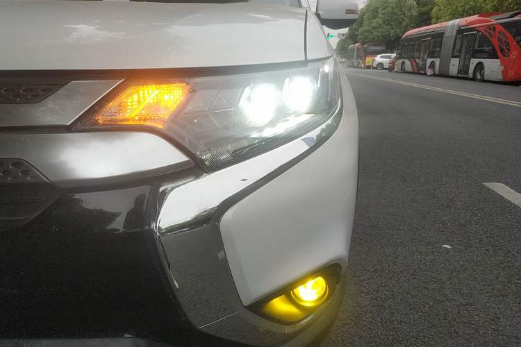 Used Mitsubishi Outlander 2019 2.4L 4x4 Zhi Xiang Edition 7 Seats China VI Standard