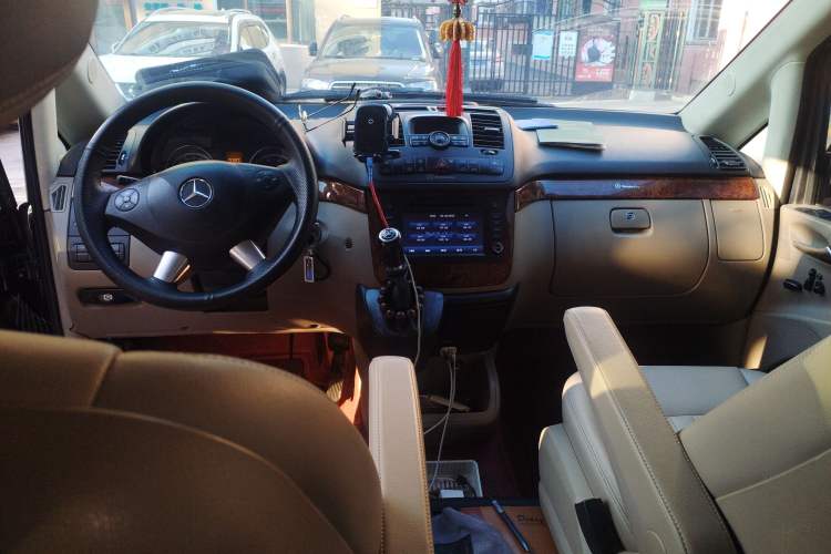 Used Mercedes-Benz Viano 2013 3.0L Navigator Edition Center Console