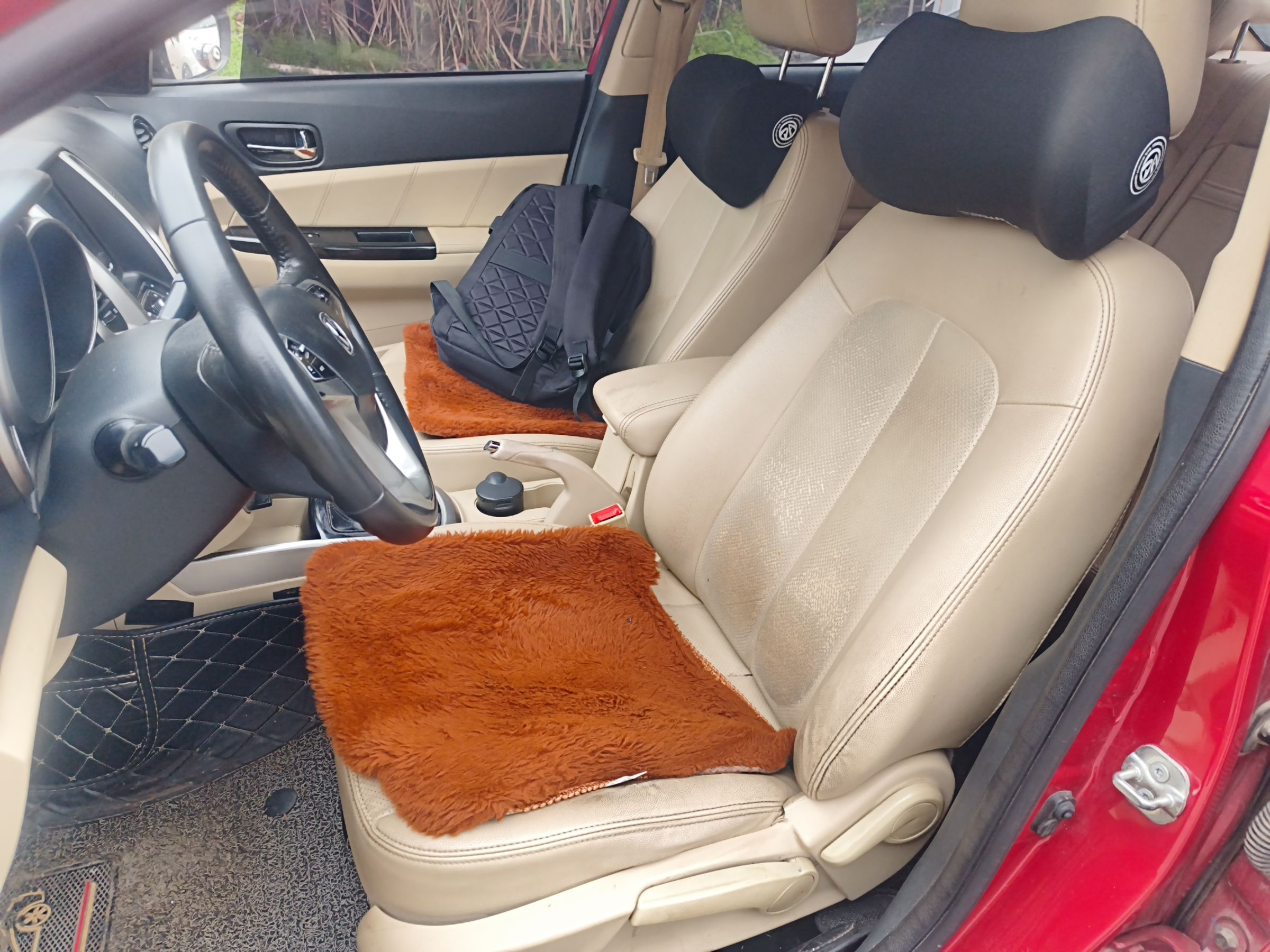 المقاعد الأمامية داخل السيارة