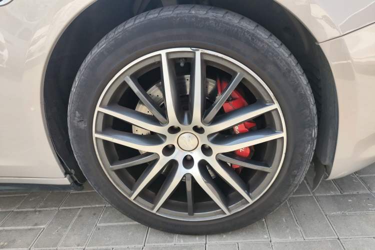 Used Maserati Ghibli 2014 3.0T Standard Edition Right Front Wheel Hub