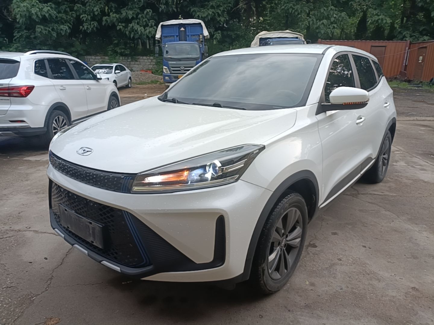 Под передней частью автомобиля