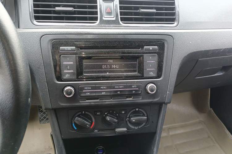 Used Skoda Rapid Spaceback 2014 1.6L Automatic Enjoyment Edition Audio And AC Panel