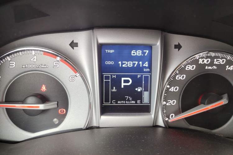 Used Isuzu D-MAX 2015 2.5T Four-Wheel Drive Automatic Ultra-Luxury Version 4JK1 Odometer Close Up