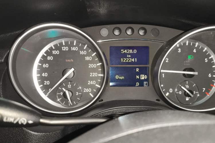 Used Mercedes-Benz R-Class 2017 R 320 4MATIC Business Edition Prestige Model Odometer Close Up