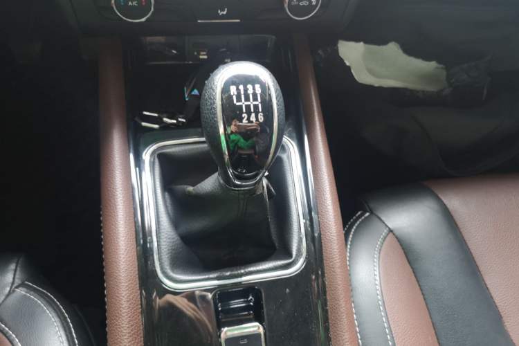 Used Dongfeng Fengon 580 2017 1.5T Manual Luxury Model Gear Lever