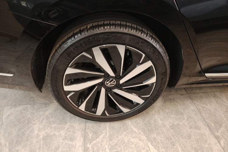 Used Volkswagen Passat 2023 Revised 330TSI Elite Edition Right Rear Wheel Hub