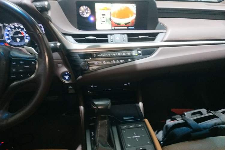 Used Lexus ES 2020 300h Premier Edition