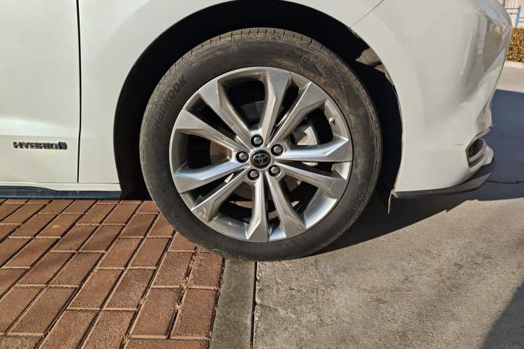 Used Toyota SIENNA 2023 2.5L Hybrid Deluxe Edition Right Front Wheel Hub