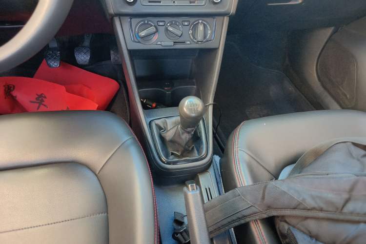 Used Volkswagen Jetta 2015 Zhuihui Edition 1.4L Manual Fashion Model
