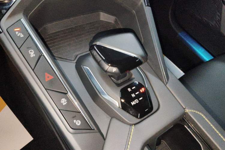 Used Lynk & Co 06 2023 Remix 1.5T Hero Gear Lever