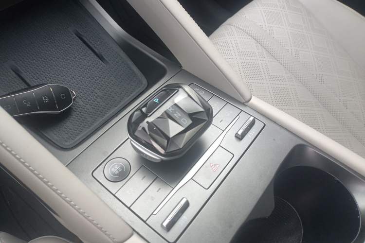 Used BYD Yuan UP 2024 301KM Leading Edition Gear Lever