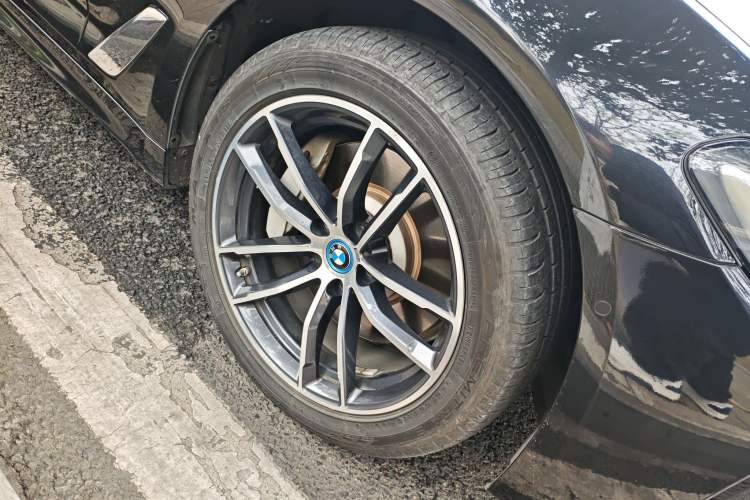 Used BMW 5 Series New Energy 2022 Second Facelift 535Le M Sport Package Right Front Wheel Hub