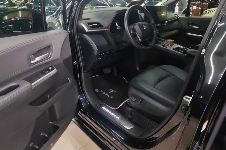 Used Toyota Sienna 2023 2.5L Hybrid Deluxe Edition