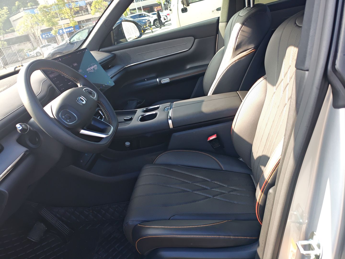 المقاعد الأمامية داخل السيارة