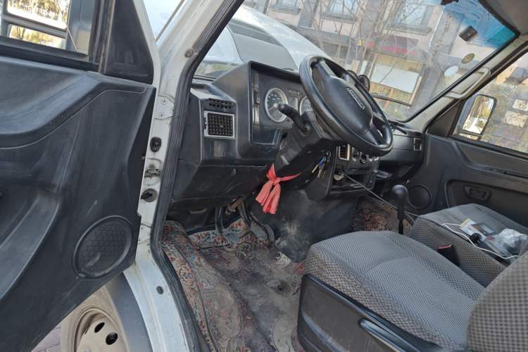 Used Iveco Daily 2020 2.8T V35 Box Truck with Dual Tires Mid-Roof Design 3 Seats Emission Standard China V