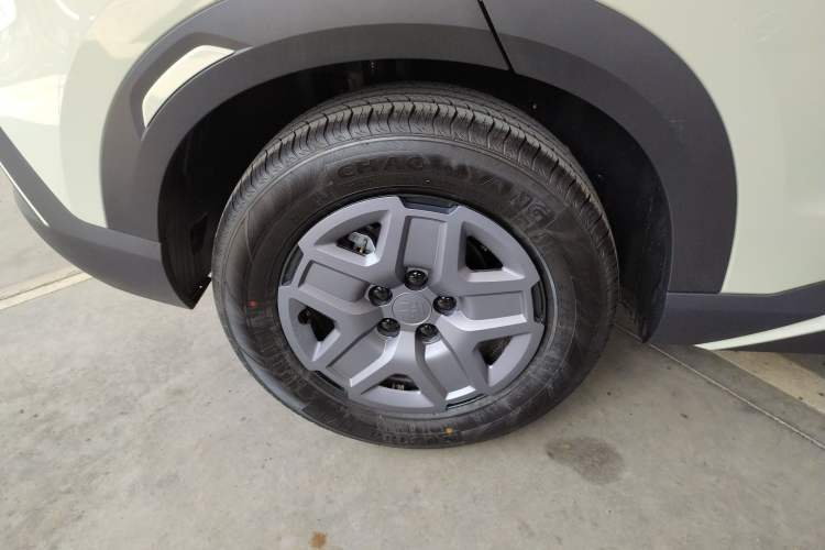 Used BYD Yuan UP 2025 Model 301KM Leading Version Right Rear Wheel Hub