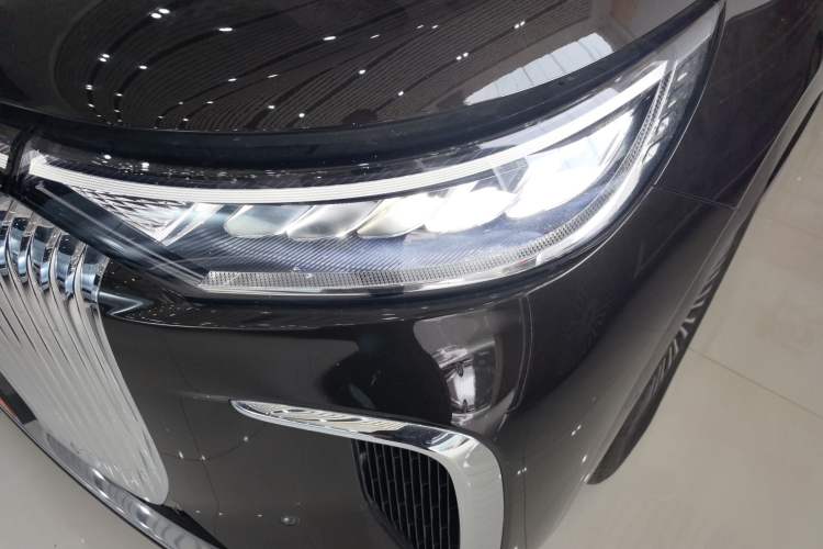 Used VOYAH Dream 2025 PHEV Four-Wheel-Drive Flagship Kunpeng Edition Left Front Headlight