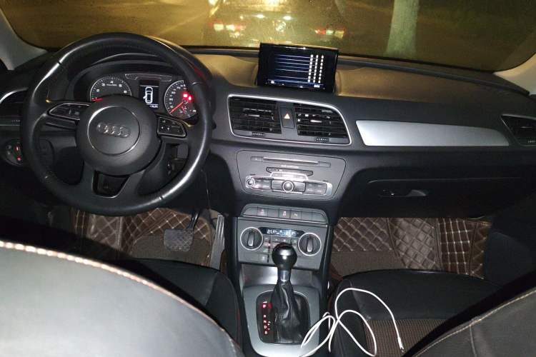 Used Audi Q3 2018 30th Anniversary Edition 30 TFSI Fashion Model Center Console