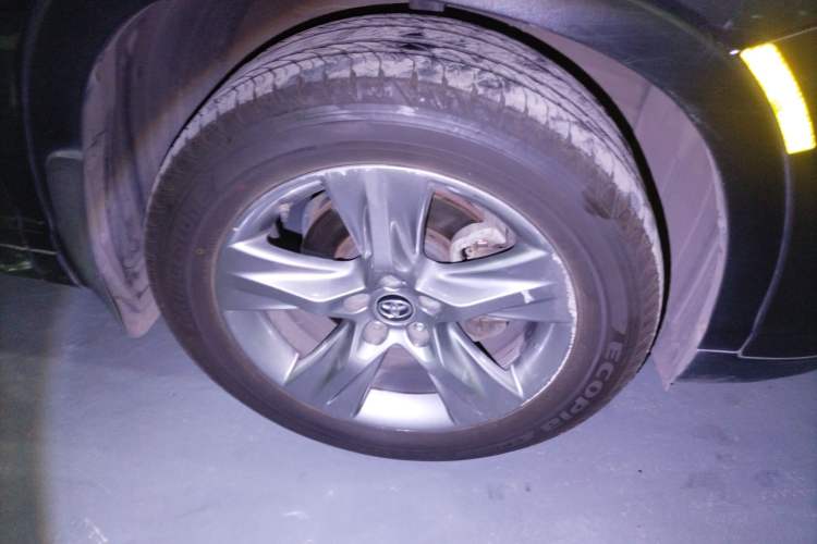 Used Toyota Highlander 2018 2.0T Four-Wheel Drive Luxury Edition 7 Seats China V Emission Standard Right Front Wheel Hub