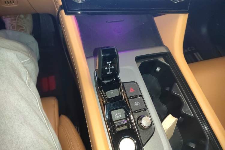 Used Lynk & Co 09 2021 2.0T Halo Six-Seater
