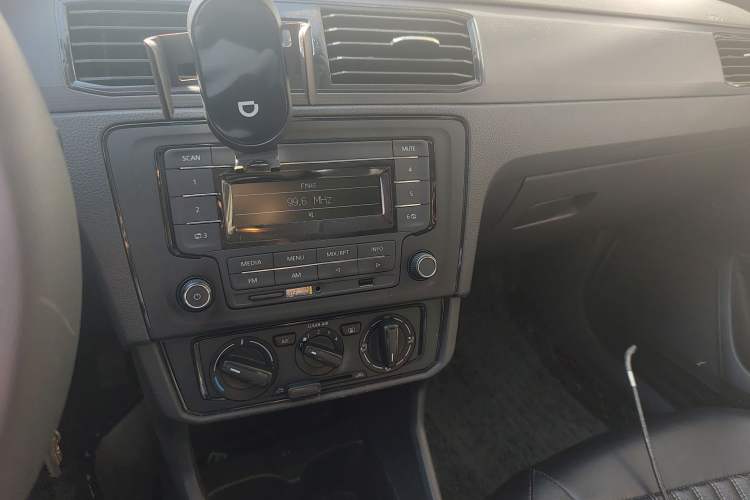 Used Volkswagen Santana 2021 1.5L Manual Fashion Edition Audio And AC Panel