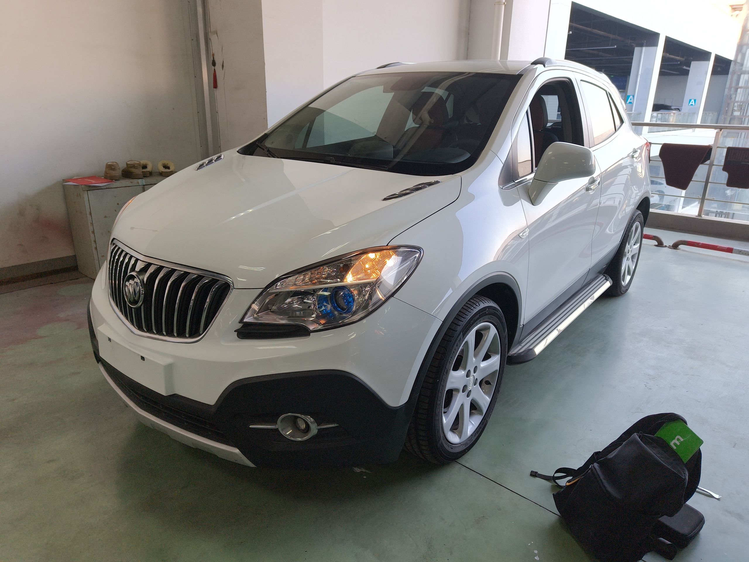 تحت مقدمة السيارة