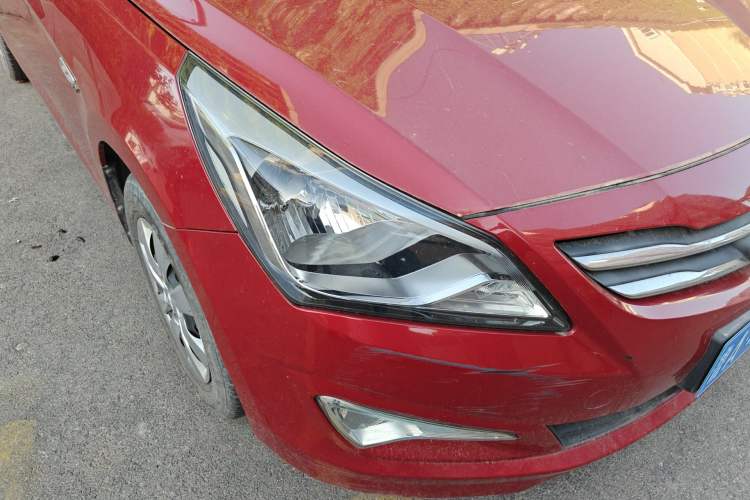 Used Hyundai Verna (older generation) 2014 1.4L Manual Smart GLS Trim Right Front Headlight