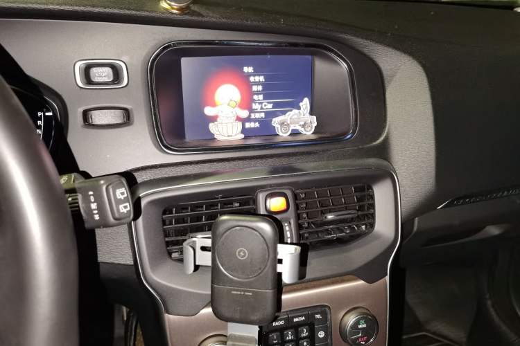 Used Volvo V40  Audio And AC Panel