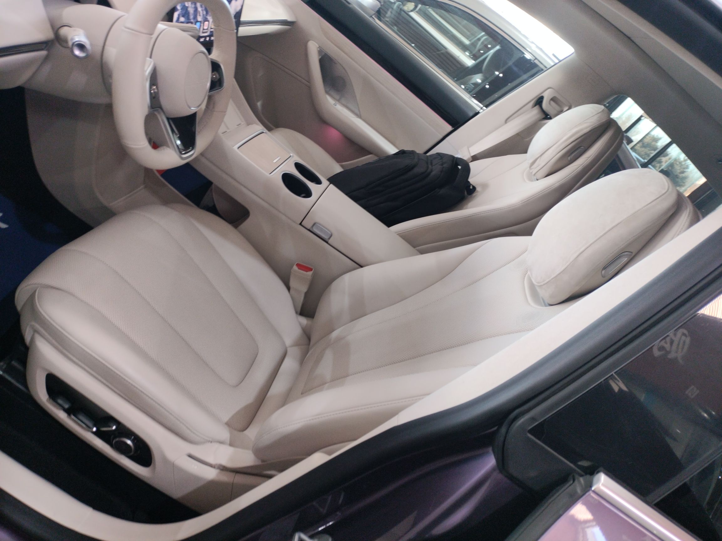 المقاعد الأمامية داخل السيارة