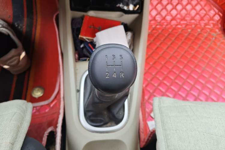 Used Venucia R50 2013 1.6L Manual Fashion Edition Gear Lever