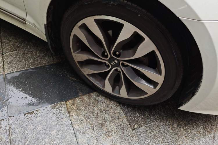 Used Kia K5 2015 2.0L Automatic LUX Right Front Wheel Hub