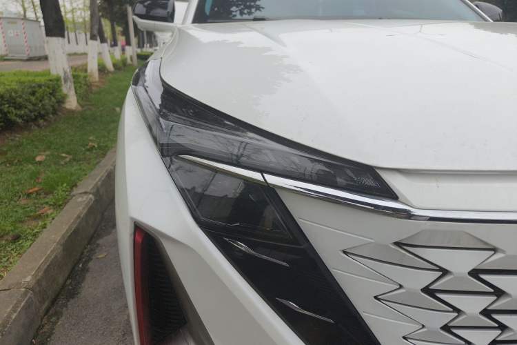 Used CHANGAN OSHAN Z6 2023 Blue Whale 1.5T DCT Smart Navigation Model Right Front Headlight