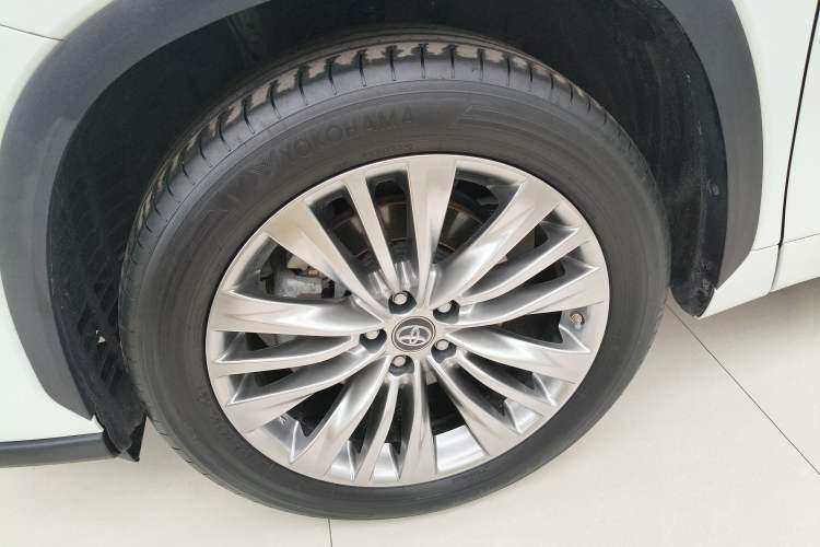 Used Toyota Highlander 2023 2.5L Smart Electric Hybrid Dual-Engine Four-Wheel Drive Prestige Version – 7 Seats Left Front Wheel Hub