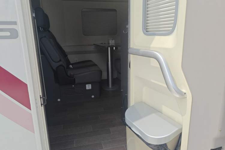 Used SAIC MAXUS V90 RV 2021 2.0T Lifestyle V90 Self-Propelled Class C RV Deluxe Version with Large Front Overhead Bed
