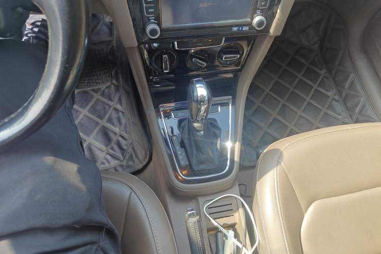 Used Volkswagen Bora 2013 1.6L Automatic Comfort Model Gear Lever