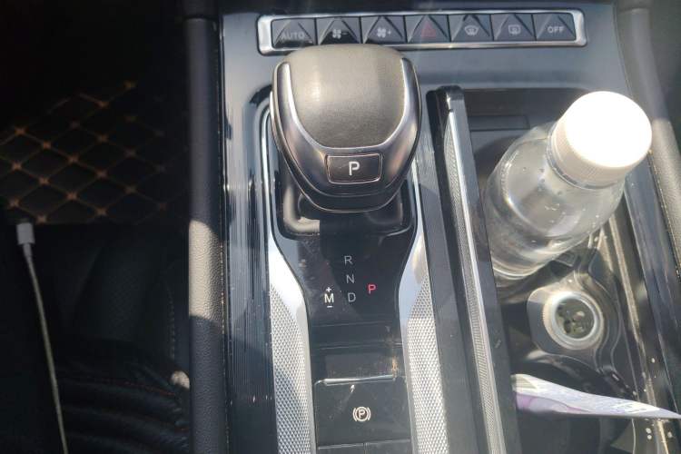 Used Hongqi H5 2024 2.0T Automatic Smart Connect Flagship Edition Gear Lever