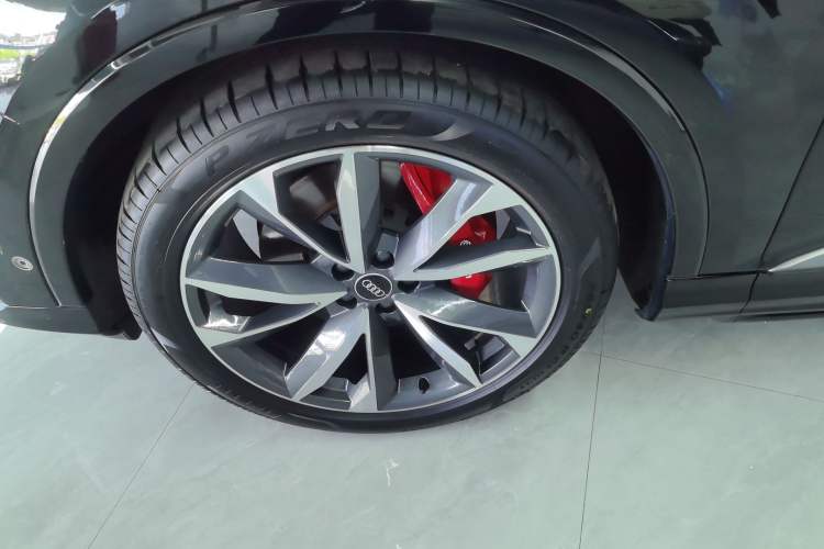 Used Audi Q7 2022 55 TFSI quattro S line Sport model Left Front Wheel Hub