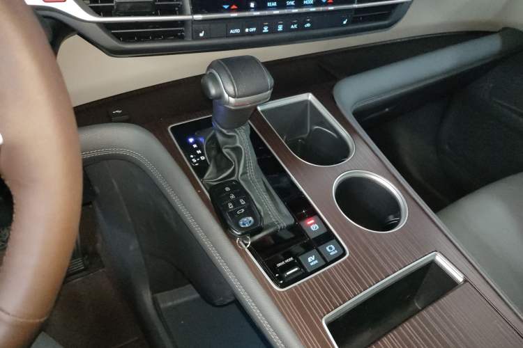 Used Toyota Granvia 2022 2.5L Hybrid Premium Edition