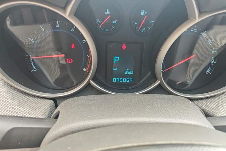 Used Chevrolet Cruze 2013 1.8L SE AT Odometer Close Up