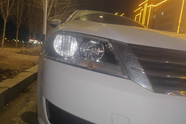 Used Volkswagen Gran Lavida 2013 1.6L Manual Fashion Model Right Front Headlight