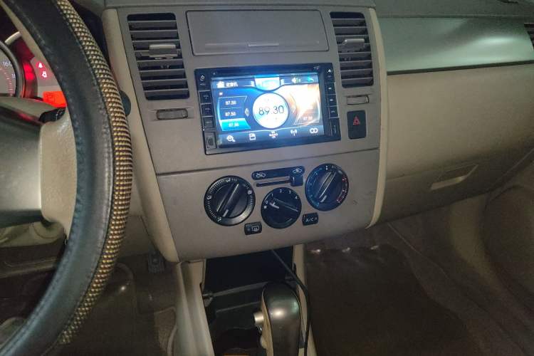 Used Nissan Tiida Sedan 2008 1.6L Automatic Fashion Edition Audio And AC Panel