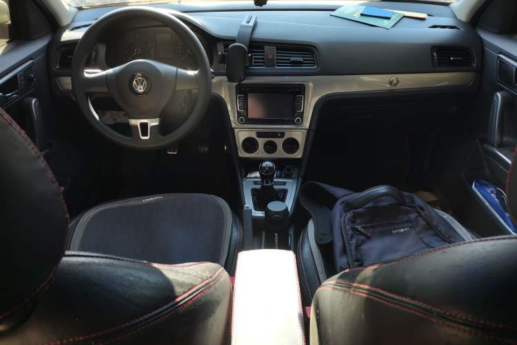 Used Volkswagen Gran Lavida 2013 1.6L Manual Fashion Model
